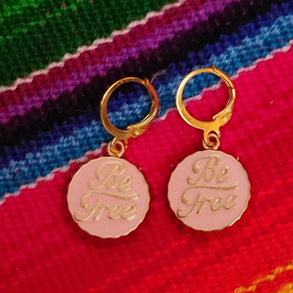 Faux bottle cap 'Be Free' 14k plated earrings - Picture 3 of 3